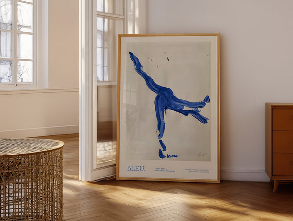 Abstract Bleu plakat med blå penselstrøg i kunstnerisk, abstrakt design – moderne plakat i minimalistisk stil.