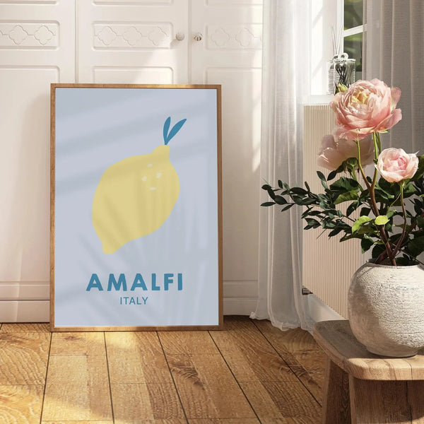 Plakat med gul citron og teksten “Amalfi Italy” – stilren vægkunst med italiensk citronmotiv og let sommerstemning.
