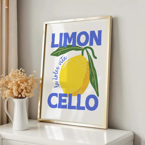 Grafisk Limoncello plakat med stor citron og teksten “La Dolce Vita” – italiensk retro plakat med moderne typografi og farver.