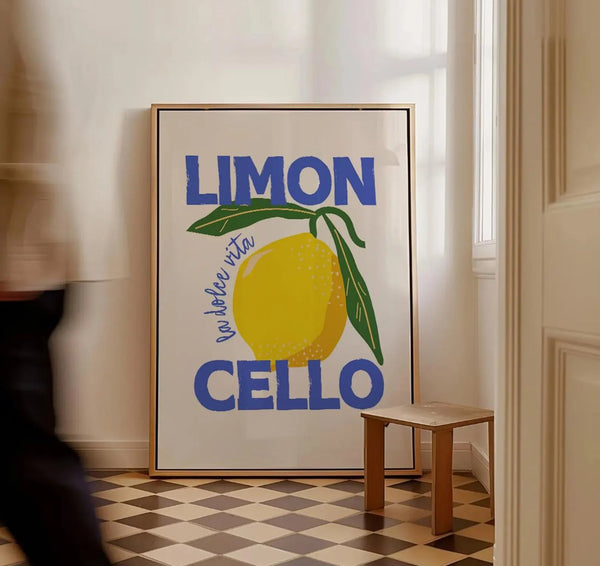Grafisk Limoncello plakat med stor citron og teksten “La Dolce Vita” – italiensk retro plakat med moderne typografi og farver.
