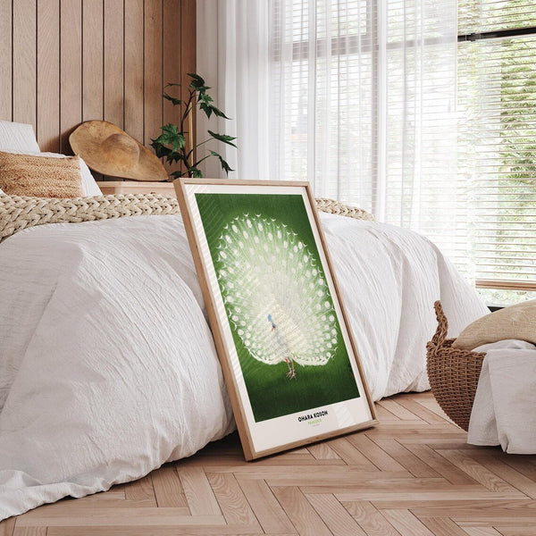 Plakat med hvid påfugl af Ohara Koson på grøn baggrund – japansk vintagekunst i elegant stil