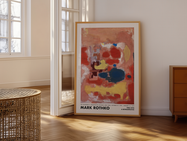 Farverig abstrakt plakat med røde, blå, gule og hvide former på en varm brun baggrund inspireret af Mark Rothkos ekspressive stil.