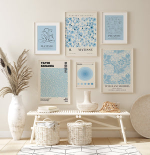 Vores blå plakater bringer ro og stil til ethvert rum. Vælg mellem moderne og klassiske designs, der komplementerer din indretning og skaber en harmonisk atmosfære.