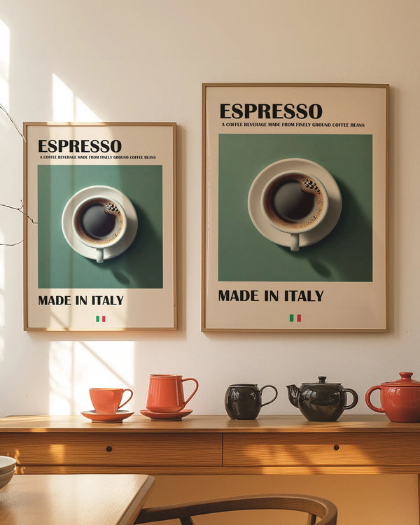 Stilren espresso plakat med kaffekop set ovenfra, grøn baggrund og teksten ‘Made in Italy’.