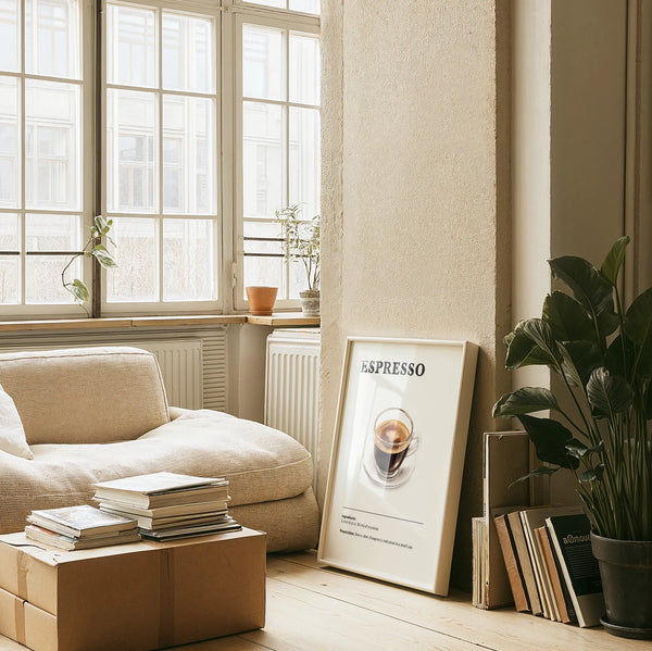 Espresso plakat med klar kop kaffe samt ingrediens- og opskriftstekst i minimalistisk design.