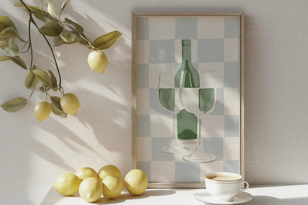 Illustration af grøn vinflaske og to vinglas på lys ternet baggrund – moderne vinplakat til køkken og hjemmebar.