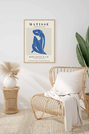 Opdag Blue Women Figure - Matisse Plakat, en elegant og minimalistisk Matisse plakat med stærke blå nuancer og organiske former. Perfekt til moderne indretning.

