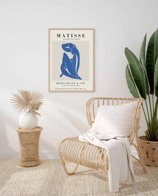 Opdag Blue Women Figure - Matisse Plakat, en elegant og minimalistisk Matisse plakat med stærke blå nuancer og organiske former. Perfekt til moderne indretning.

