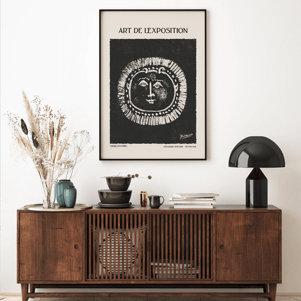 Sort-hvid Picasso plakat med keramisk solmotiv og Art de l’Exposition-tekst.