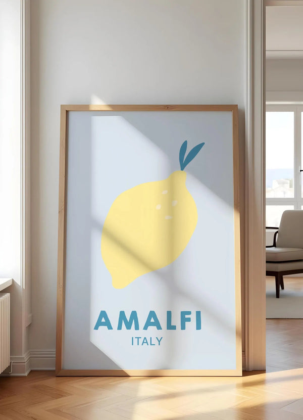 Plakat med gul citron og teksten “Amalfi Italy” – stilren vægkunst med italiensk citronmotiv og let sommerstemning.
