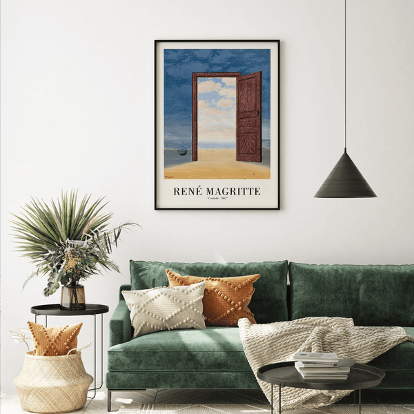 René Magritte plakat med åben dør til havudsigt – surrealistisk kunsttryk i blå og sandfarver