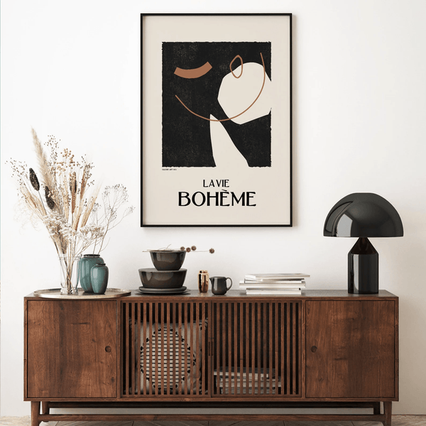 La Vie Bohème plakat med sort baggrund og abstrakt linjetegning inspireret af Galerie Maeght, hængende i moderne stu