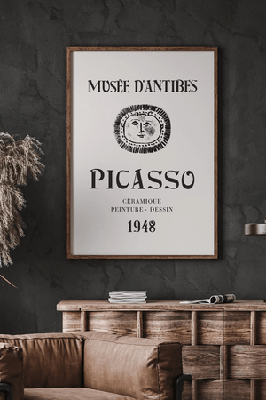 Sort hvid Picasso plakat med grafisk motiv fra Musée d’Antibes 1948 og kunstnerisk typografi.